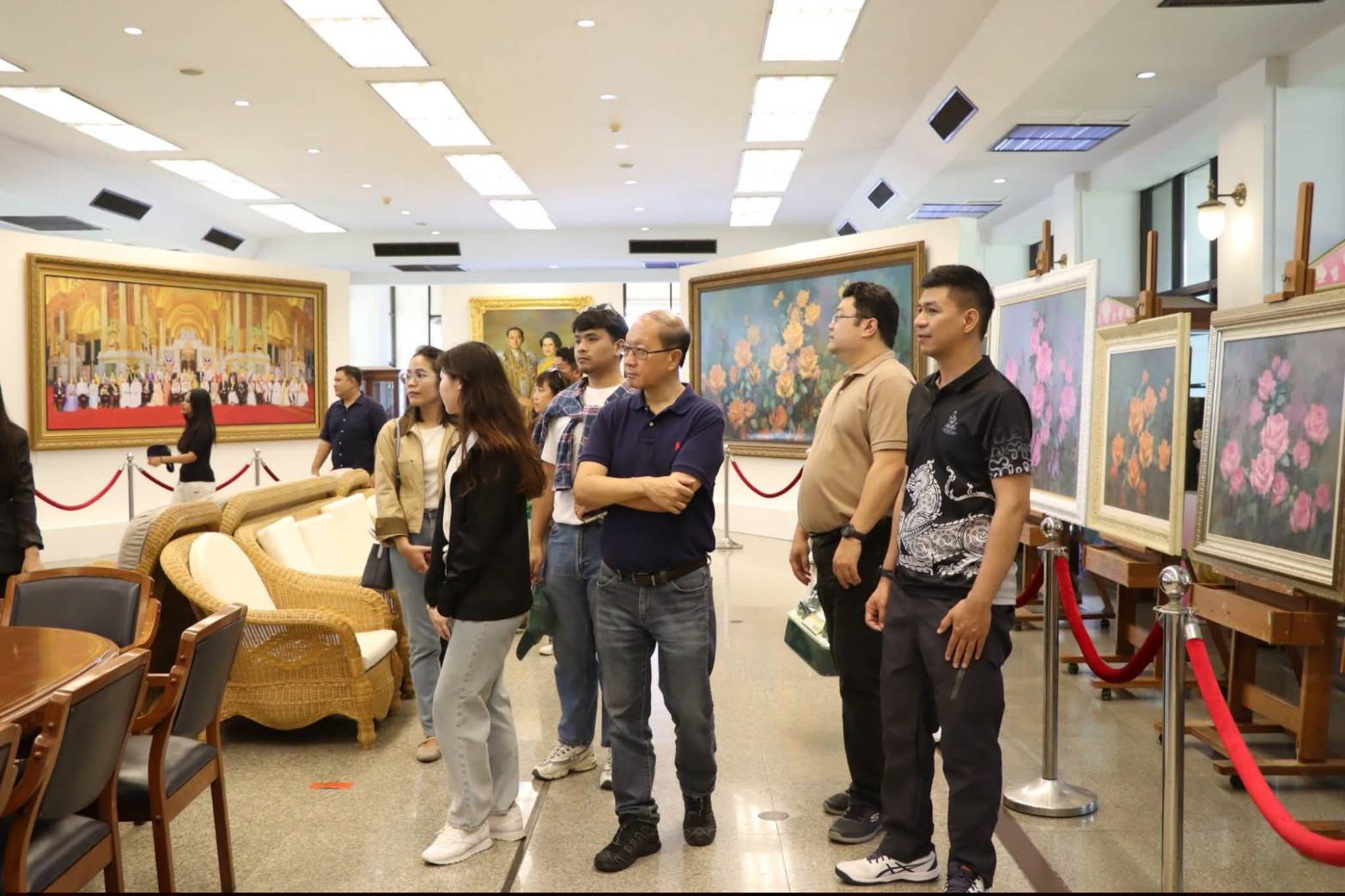 title - ผอ.ศพส. ให้การต้อนรับ คณะนักศึกษาโครงการรัฐประศาสนศาสตรมหาบัณฑิต รุ่นที่ 18 มหาวิทยาลัยรามคำแหง เข้าเยี่ยมชมแผนกฝึกอบรมทั้ง 12 แผนก และพื้นที่ภายในศูนย์ส่งเสริมและพัฒนาอาชีพเสริมนอกภาคการเกษตร